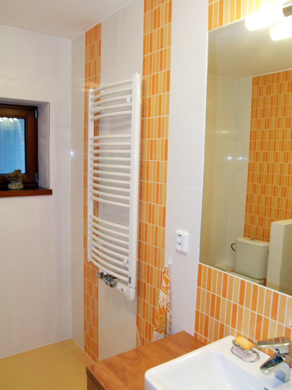 bílo - oranžová koupelna